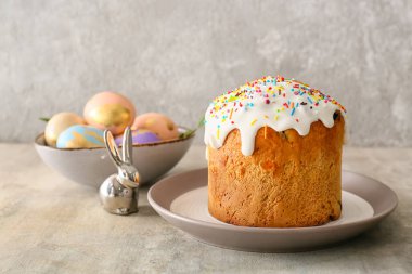 Gri arkaplanda lezzetli Paskalya pastası olan tabak.