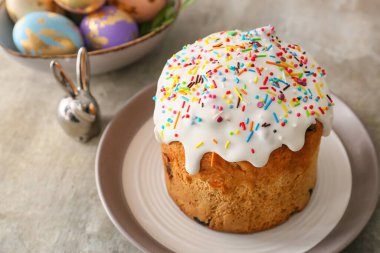 Gri arkaplanda lezzetli Paskalya pastası olan tabak.