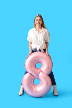 Mavi arka planda büyük balon şekilli güzel bir kadın. Uluslararası Kadınlar Günü