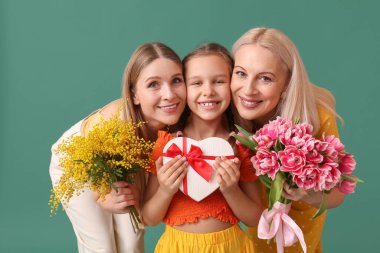 Küçük kızı, annesi ve yeşil bir geçmişi olan genç bir kadın.