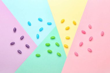 Renkli arkaplanda farklı jöleler var.