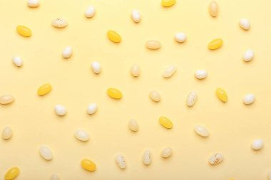 Bej arkaplanda farklı jöleler var.