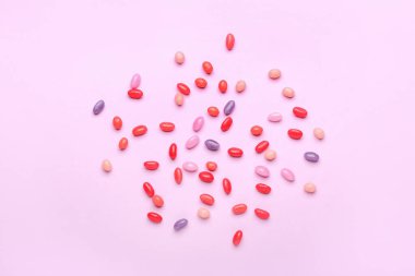 Pembe arka planda farklı jelibonlar.