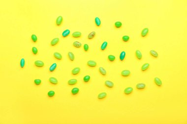 Sarı arka planda farklı jelibonlar.