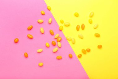 Renkli arkaplanda farklı jöleler var.