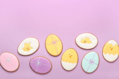 Mor arka planda farklı yaratıcı Paskalya kurabiyelerine sahip kompozisyon