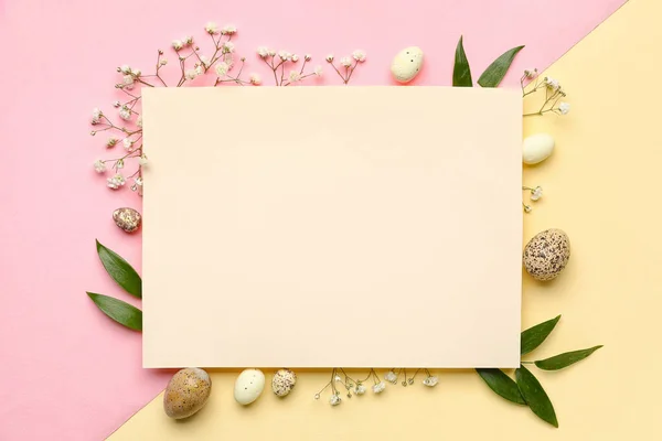 彩色背景下的纸片 复活节彩蛋和花朵的组合 — 图库照片