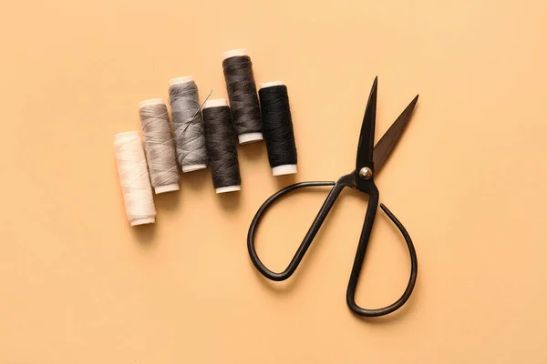 Thread Spools Scissors Color Background — Stock Photo, Image