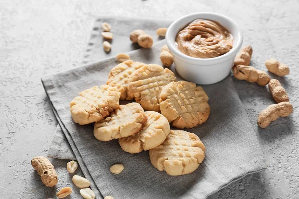 Leckere Erdnusskekse Und Butter Auf Grauem Hintergrund — Stockfoto