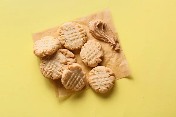 Leckere Erdnusskekse Auf Gelbem Hintergrund — Stockfoto