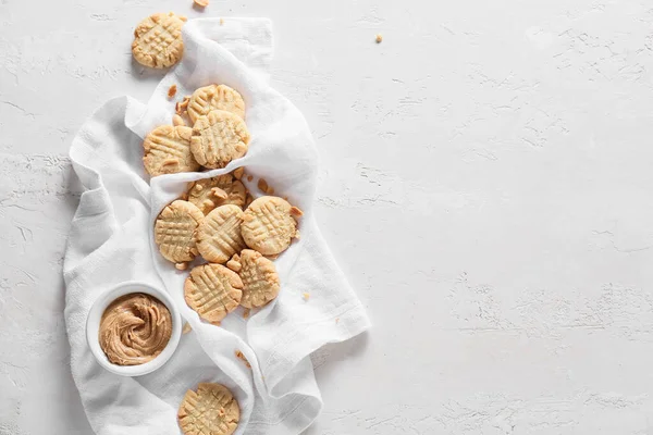 Leckere Erdnusskekse Und Butter Auf Weißem Hintergrund — Stockfoto