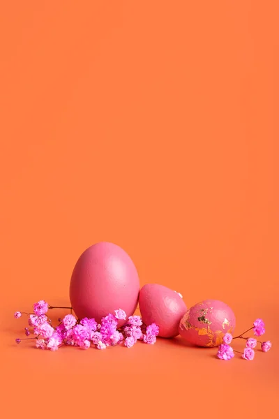 Elegantes Huevos Pascua Flores Sobre Fondo Naranja — Foto de Stock