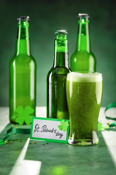 맥주와 초록색 배경에 놓는다 패트릭의 기념행사 — 스톡 사진