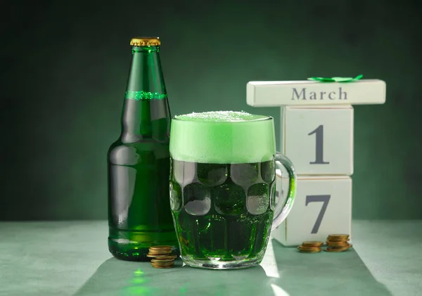 Glass Bottle Beer Calendar Green Background Patrick Day Celebration — Stock Photo, Image