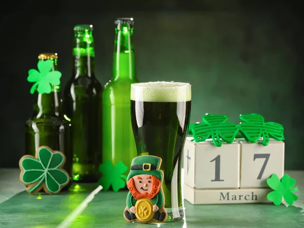 Glass Beer Calendar Gingerbread Cookies Green Background Patrick Day Celebration — Stock Photo, Image