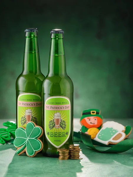 Bottles Beer Coins Gingerbread Cookies Green Background Patrick Day Celebration — Stock Photo, Image