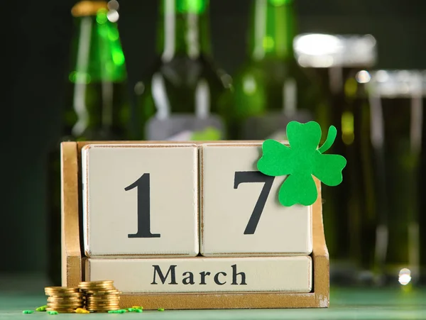 Kalender Met Datum Van Patrick Day Munten Groene Achtergrond — Stockfoto