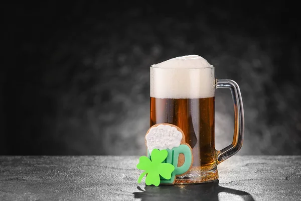 Glass Beer Gingerbread Cookie Black Background Patrick Day Celebration — Stock Photo, Image