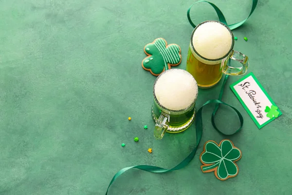 Glasses Beer Card Gingerbread Cookies Green Background Patrick Day Celebration — Stock Photo, Image