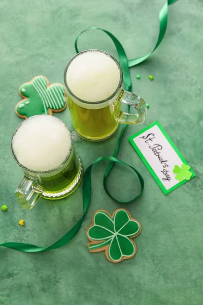 Glasses Beer Card Gingerbread Cookies Green Background Patrick Day Celebration — Stock Photo, Image