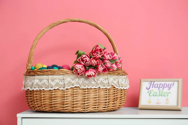 Wicker Basket Easter Eggs Flowers Table Color Wall — Stock Photo, Image