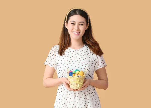 Krásná Asijská Žena Košíkem Velikonočních Vajec Barevném Pozadí — Stock fotografie