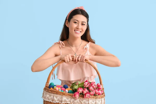 Krásná Asijská Žena Velikonočním Košem Barevném Pozadí — Stock fotografie