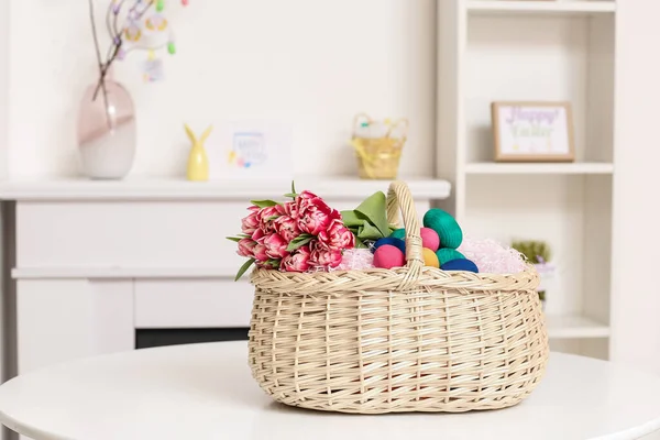 Wicker Basket Easter Eggs Flowers Table Room — Stock Photo, Image