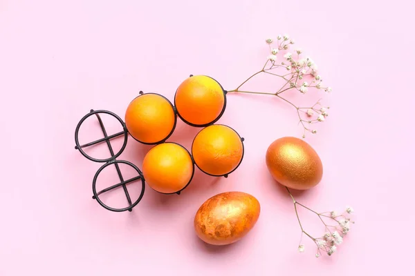 Güzel Paskalya Yumurtaları Pembe Arka Planda Çingene Çiçekleri Olan Kompozisyon — Stok fotoğraf