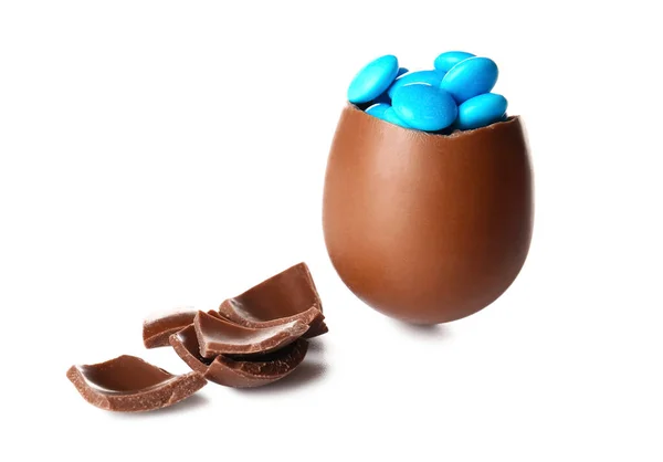 Törött Csokoládé Húsvéti Tojás Cukorka Fehér Alapon — Stock Fotó