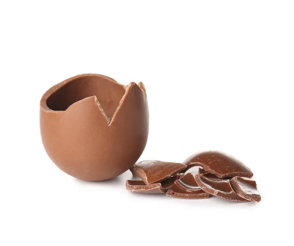 Bruten Choklad Påskägg Isolerad Vit Bakgrund — Stockfoto