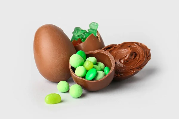 Deliziose Uova Pasqua Con Caramelle Pasta Cioccolato Sfondo Chiaro — Foto Stock