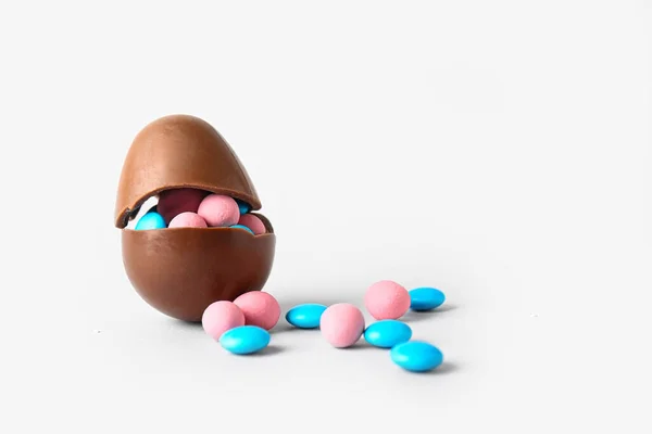 Розбите Шоколадне Великоднє Яйце Різними Цукерками Світлому Фоні — стокове фото