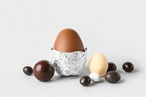 Verschillende Chocolade Paaseieren Een Lichte Achtergrond — Stockfoto