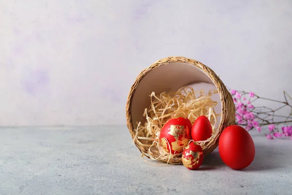 Fonott Doboz Gyönyörű Piros Húsvéti Tojás Világos Háttér — Stock Fotó