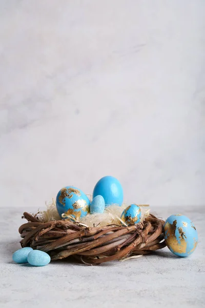 Açık Arkaplanda Güzel Mavi Paskalya Yumurtaları Olan Bir Yuva — Stok fotoğraf
