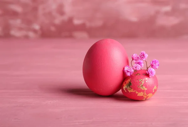 Beautiful Easter Eggs Flowers Pink Wooden Table — Stock Photo, Image