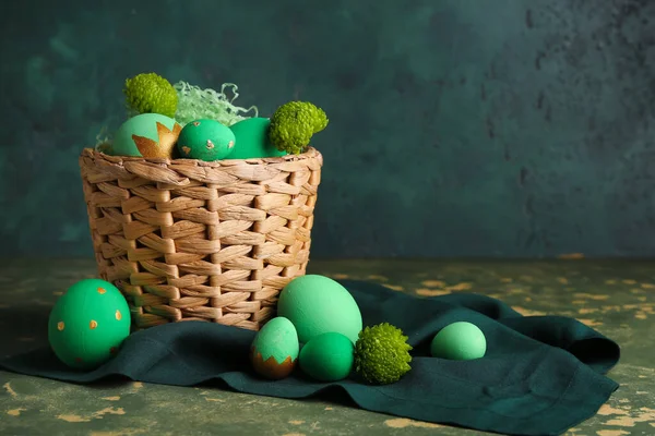 Mand Met Prachtige Paaseieren Groene Chrysanten Bloemen Tafel — Stockfoto