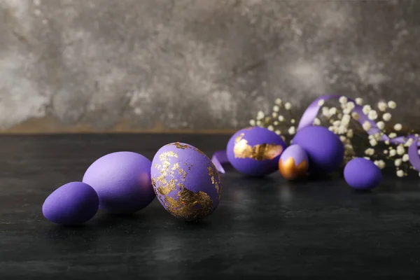 Beautiful Easter Eggs Flowers Dark Wooden Table — Stock Photo, Image