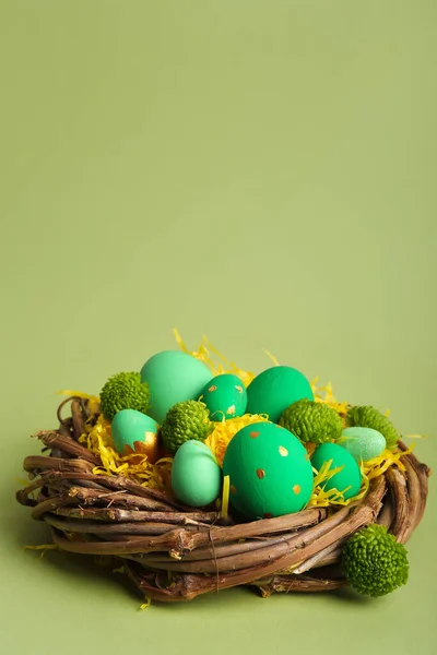 Fészek Gyönyörű Húsvéti Tojás Zöld Háttér — Stock Fotó
