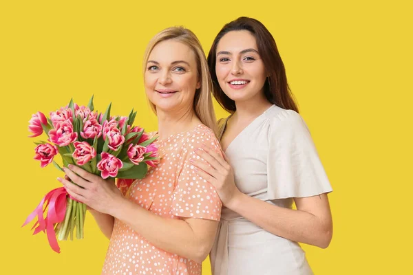 Belles Femmes Avec Bouquet Fleurs Sur Fond Jaune Célébration Journée — Photo