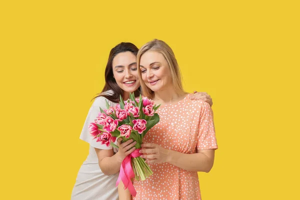 Piękne Kobiety Bukietem Kwiatów Żółtym Tle Międzynarodowy Dzień Kobiet — Zdjęcie stockowe