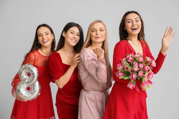 Прекрасні Жінки Букетом Квітів Повітряних Кульок Формі Цифри Світлому Тлі — стокове фото