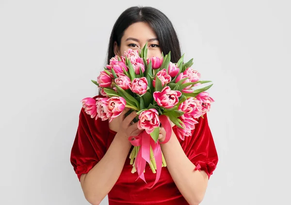 Açık Arkaplanda Bir Buket Çiçekle Güzel Bir Asyalı Kadın Uluslararası — Stok fotoğraf
