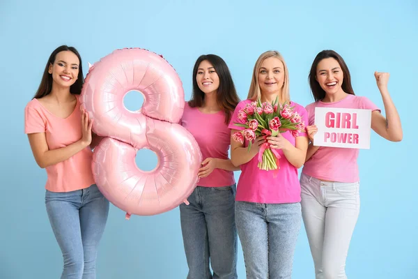 Çiçek Buketi Olan Güzel Kadınlar Balon Kağıtta Mavi Arka Planda — Stok fotoğraf