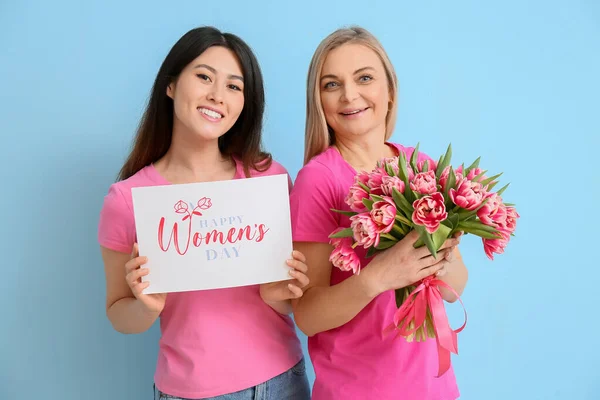 Vackra Kvinnor Som Håller Blommor Och Papper Med Texten Happy — Stockfoto