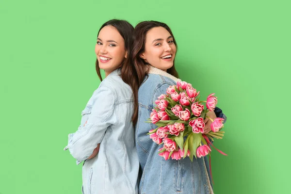 Hermosas Mujeres Con Flores Sobre Fondo Verde Celebración Del Día —  Fotos de Stock