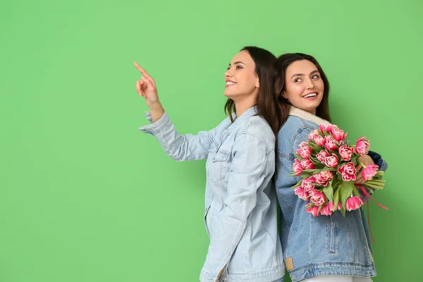 Schöne Frauen Mit Blumen Auf Grünem Hintergrund Feier Zum Internationalen — Stockfoto