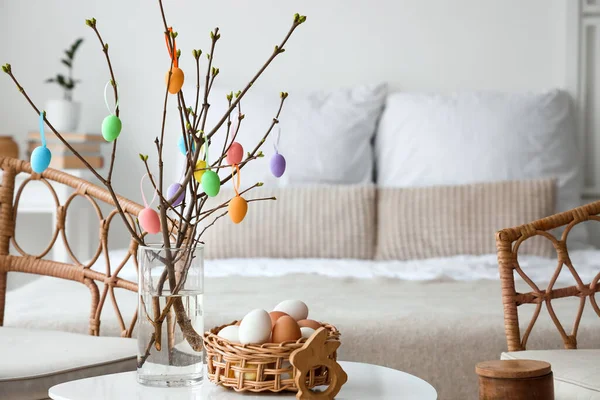 Cesta Mimbre Con Huevos Pascua Interior Del Dormitorio — Foto de Stock