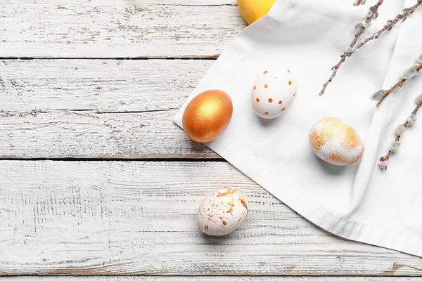 Paskalya Yumurtaları Peçete Söğüt Dalları Beyaz Ahşap Arka Planda — Stok fotoğraf